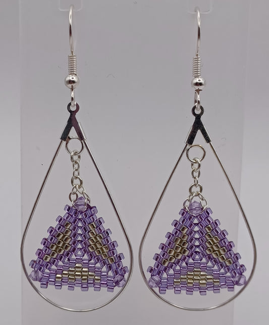 Boucles d’oreilles créoles goutte d’eau argentées Miyuki – Élégance artisanale