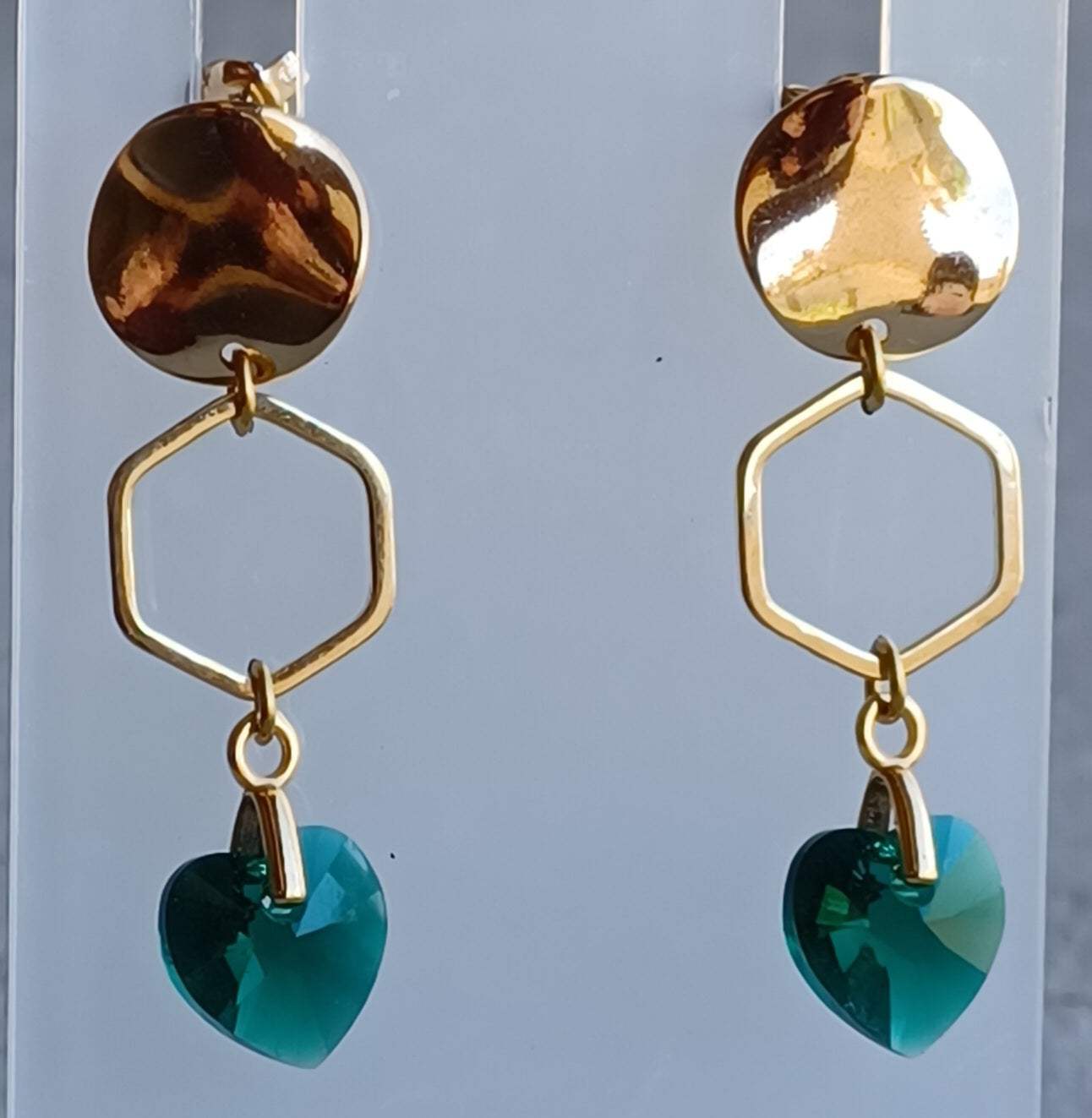 Boucles d’oreilles hexagone cœur – Création délicate et lumineuse