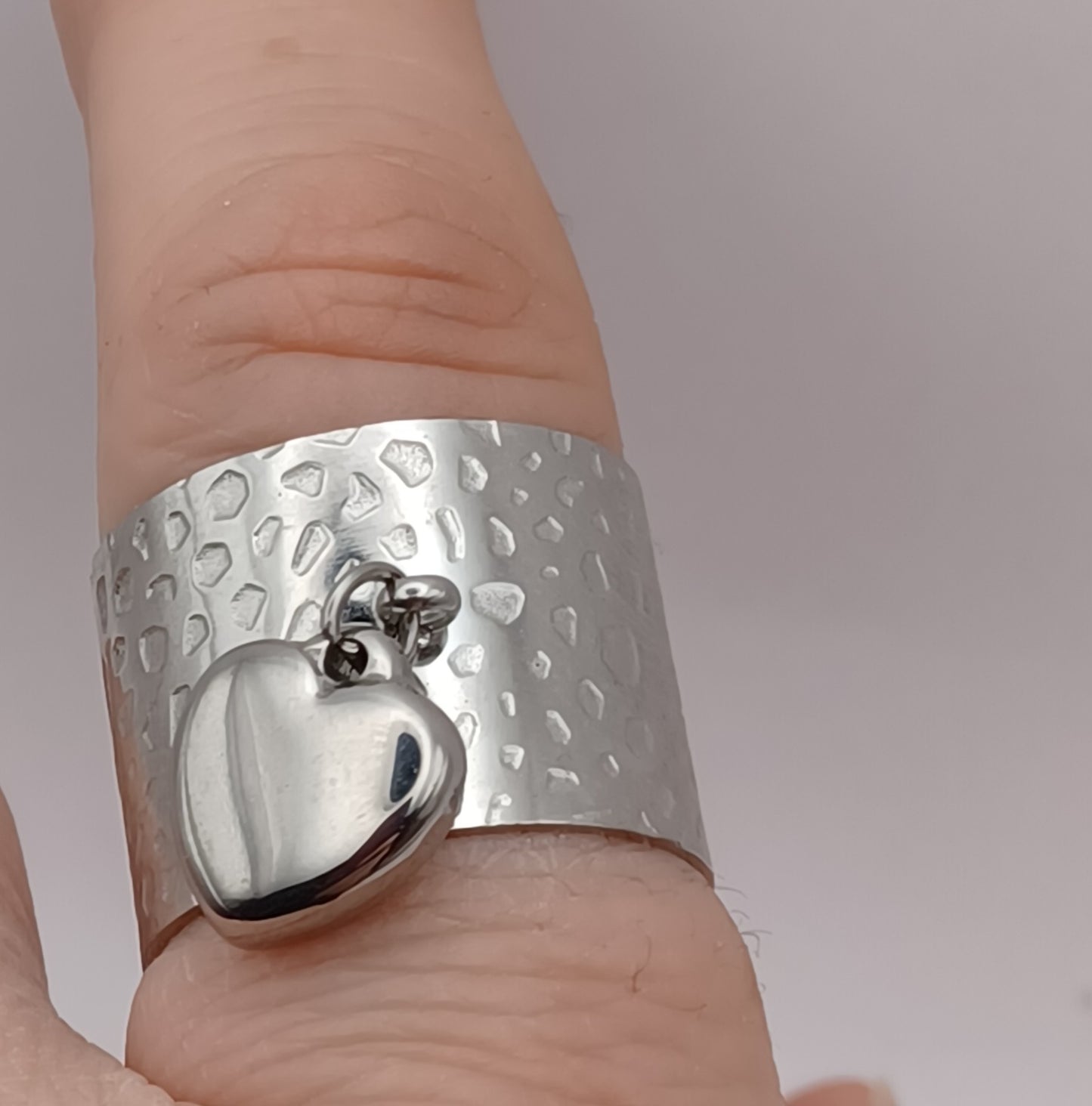 Bague martelée cœur – Charme et élégance